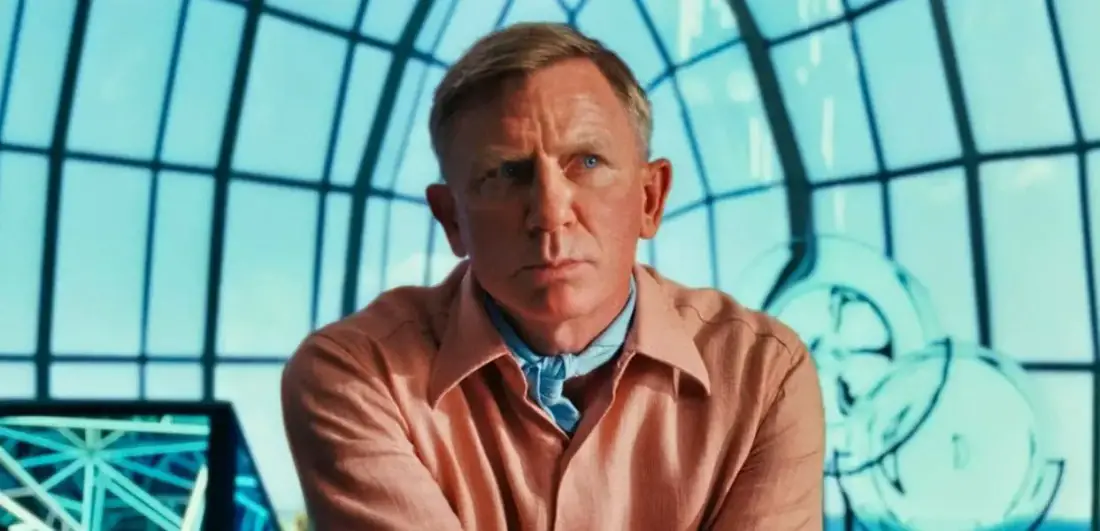 Glass Onion - Benoit Blanc (Daniel Craig) in a salmon colored shirt