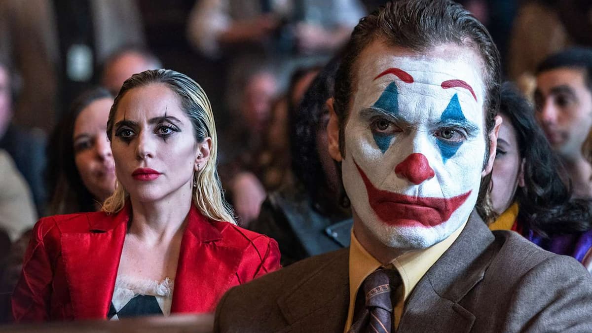 Joker (Joaquin Phoenix) and Harleen Quinzel (Lady Gaga) in court in Joker: Folie à Deux